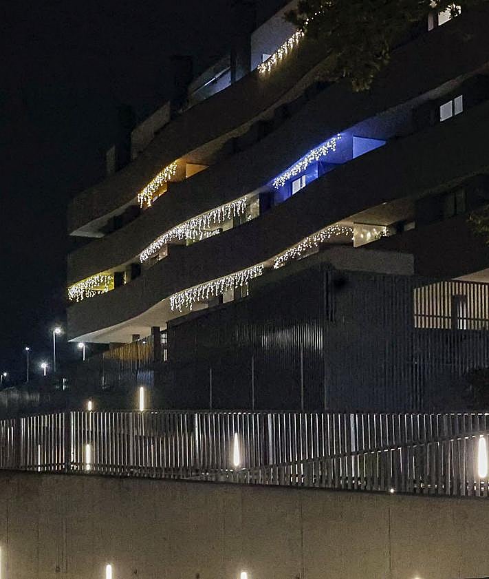 Imagen secundaria 2 - &#039;Guerra&#039; vecinal: ¿Quién tiene más luces de Navidad en Gijón?