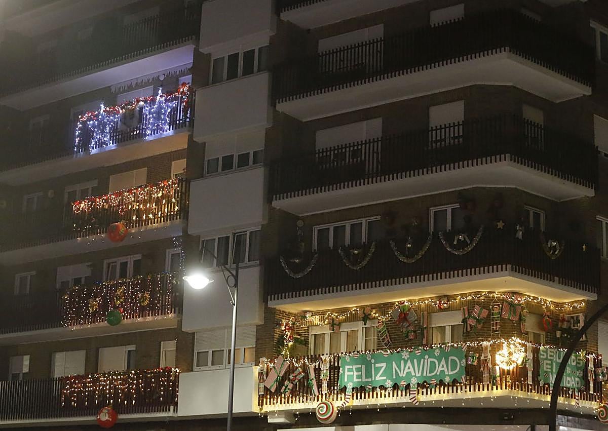 Imagen secundaria 1 - &#039;Guerra&#039; vecinal: ¿Quién tiene más luces de Navidad en Gijón?