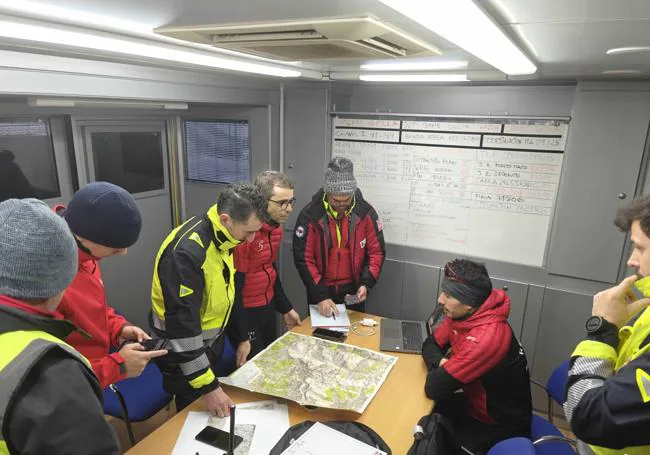 Amplio operativo desde Sotres para buscar a un montañero leonés desaparecido en Picos de Europa.