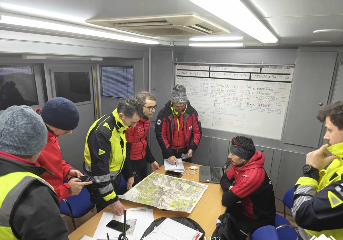 Amplio operativo desde Sotres para buscar a un montañero leonés desaparecido en Picos de Europa