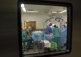 Una intervención del equipo de trasplantes hepáticos del HUCA.