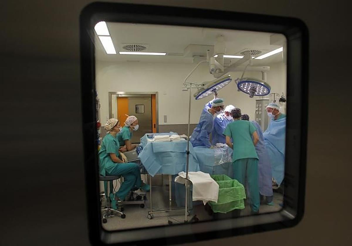 Una intervención del equipo de trasplantes hepáticos del HUCA.