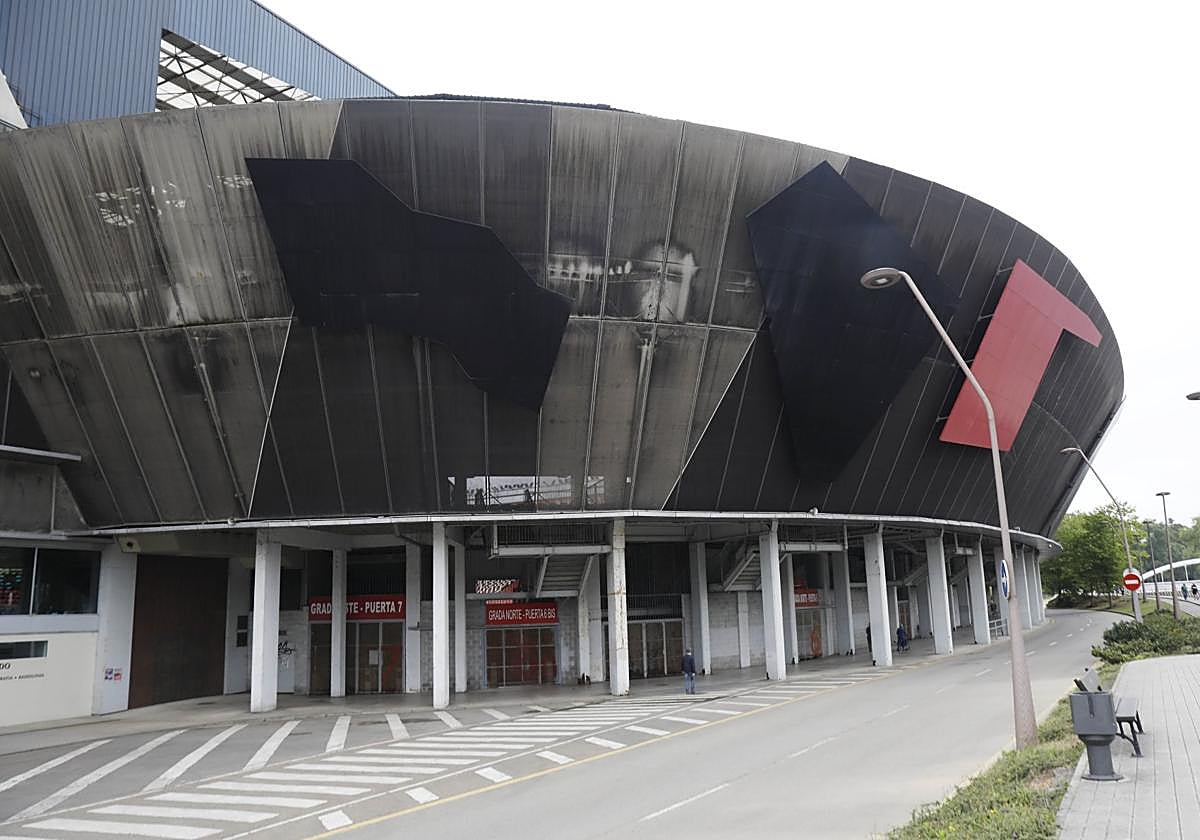 Estado que presenta el mural de Vaquero Turcios, en la esquina de la grada Este de El Molinón con el fondo Norte.