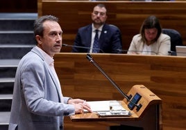 Ovidio Zapico (Izquierda Unidad interviene en el Pleno de la Junta General del Principado de Asturias bajo la atenta mirada de Adrián Barbón (PSOE).