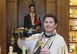 María Cardín, ante una selección de productos de El Gaitero indispensables durante la Navidad.