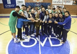 La plantilla, cuerpo técnico, auxiliares y el presidente brindan por un año lleno de éxitos.