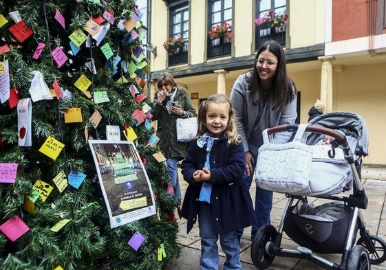 Una niña junto al Árbol de los Sueños de Oviedo.