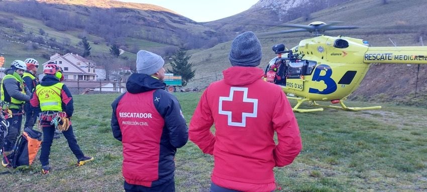 Operativo de búsqueda del montañero desaparecido, integrado por efectivos de emergencias de Cantabria y de Asturias