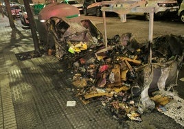 Contenedores quemados en la calle Conde de Toreno de Gijón en Nochebuena, con explosión incluida que asustó al vecindario.