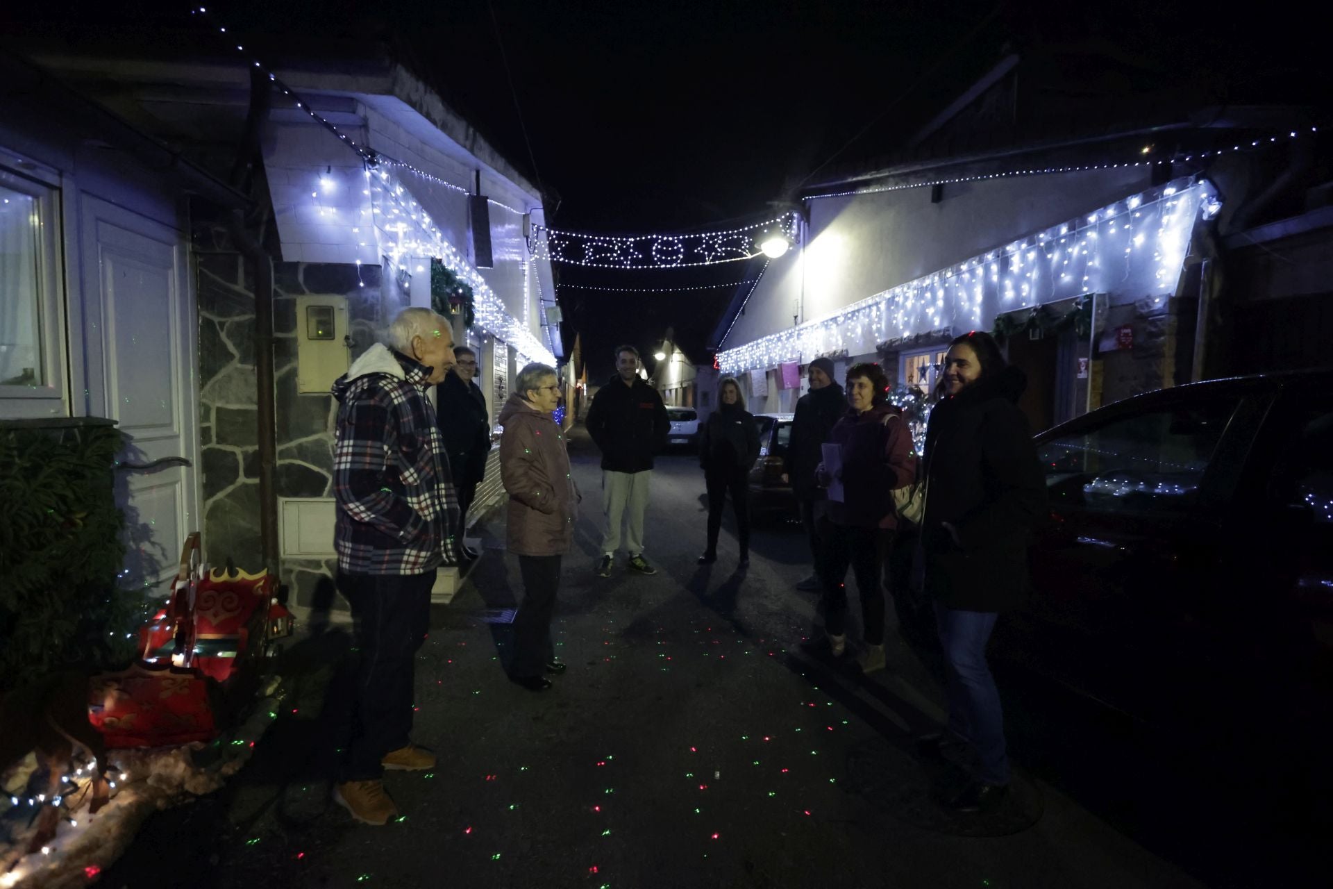Vecinos de Santa Bárbara, en una de las calles iluminas. 