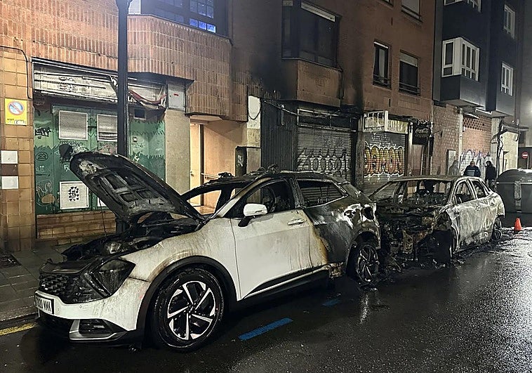 Los dos coches calcinados en Marqués de Casa Valdés.