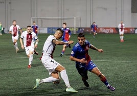 Jugada del partido entre el Langreo y el Real Avilés, el pasado 16 de noviembre.