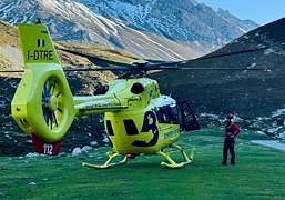 El montañero leonés rescatado en los Picos de Europa pidió auxilio a gritos y se levantó para que el helicóptero lo viese