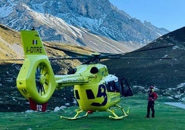 El equipo de rescate del SEPA atiende al joven leonés.