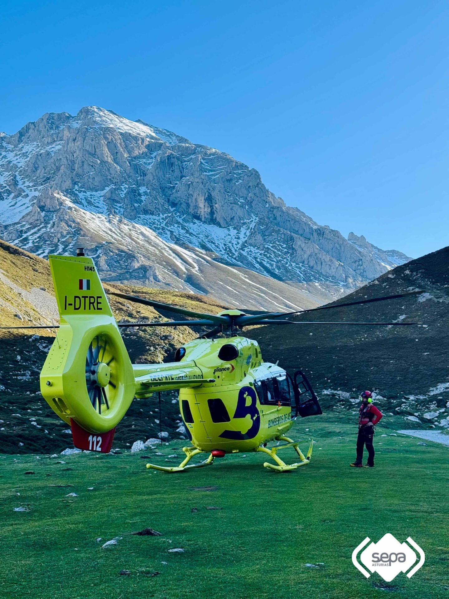 El helicóptero del SEPA que localizó al montañero leonés. 