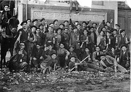 Grupo de mineros con el puño en alto en 1934, a la entrada del Pozo Entrego de Nespral y Cía.