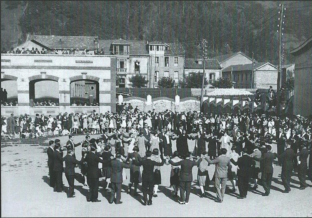 Danza de San Xuan de Mieres en 1930, que presenció el lingüista Ramón Menéndez Pidal.