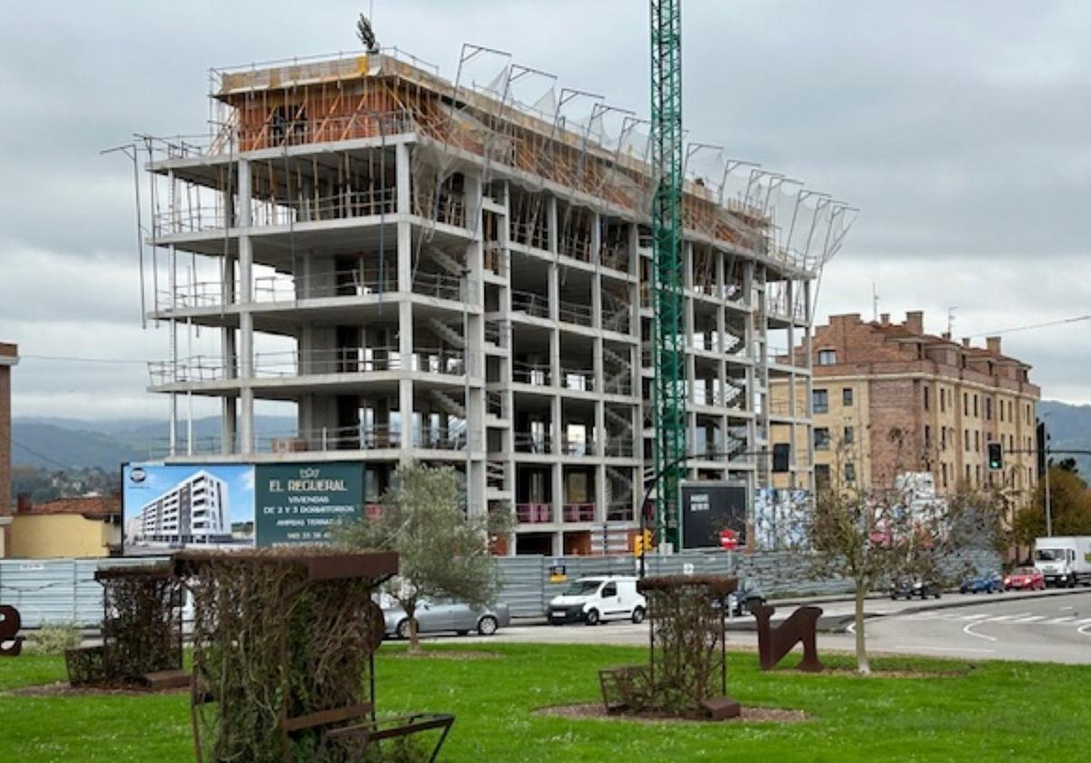 Obra del edificio 'El Regueral' en la carretera de Ceares.