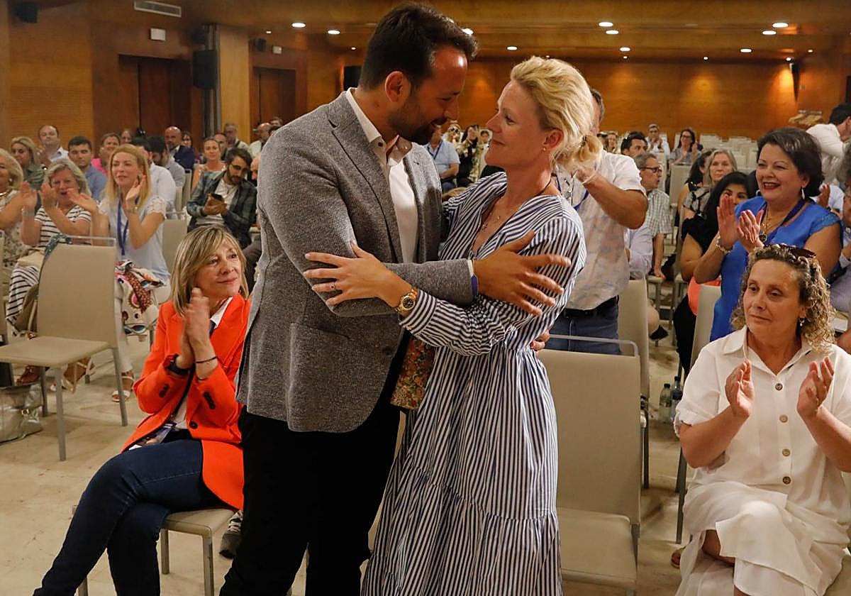 Álvaro Queipo felicita a Estefanía Rodríguez Serrano.