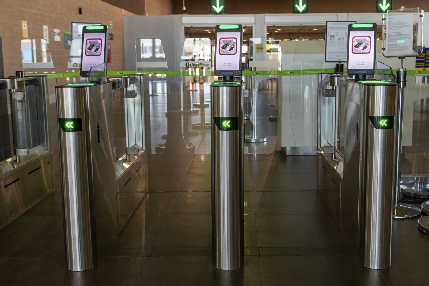 Puertas automáticas de acceso a la zona de control similares a las que se instalarán en el aeropuerto.