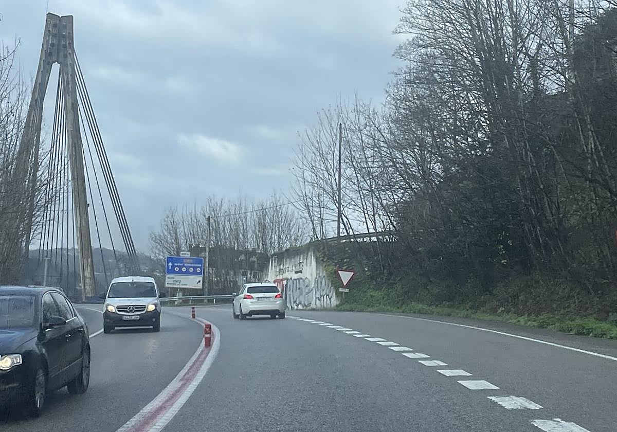 Vehículos circulando por el corredor del Nalón, donde murieron una madre y su hijo el pasado 31 de enero.