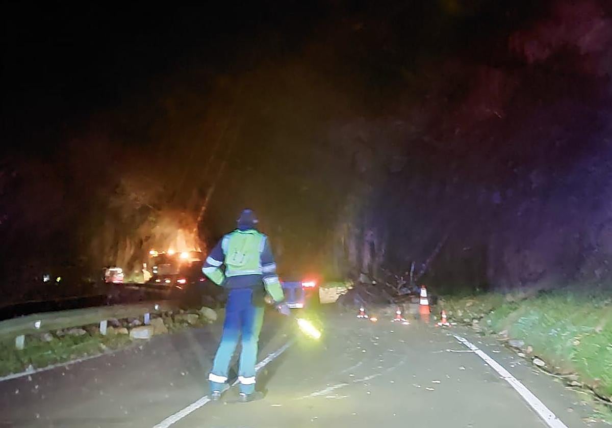 Un agente de la Guardia Civil, en el lugar donde se produjo el argayo.