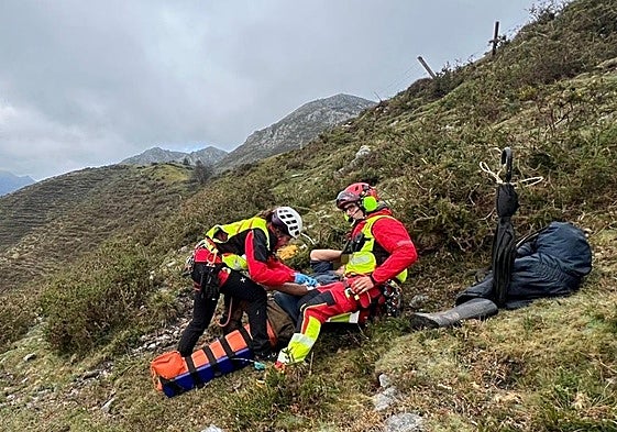 Efectivos del Servicio de Rescate del Principado de Asturias atienden al ganadero herido.