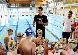 Hugo González se dirige a las jóvenes promesas en la piscina de Lugones.