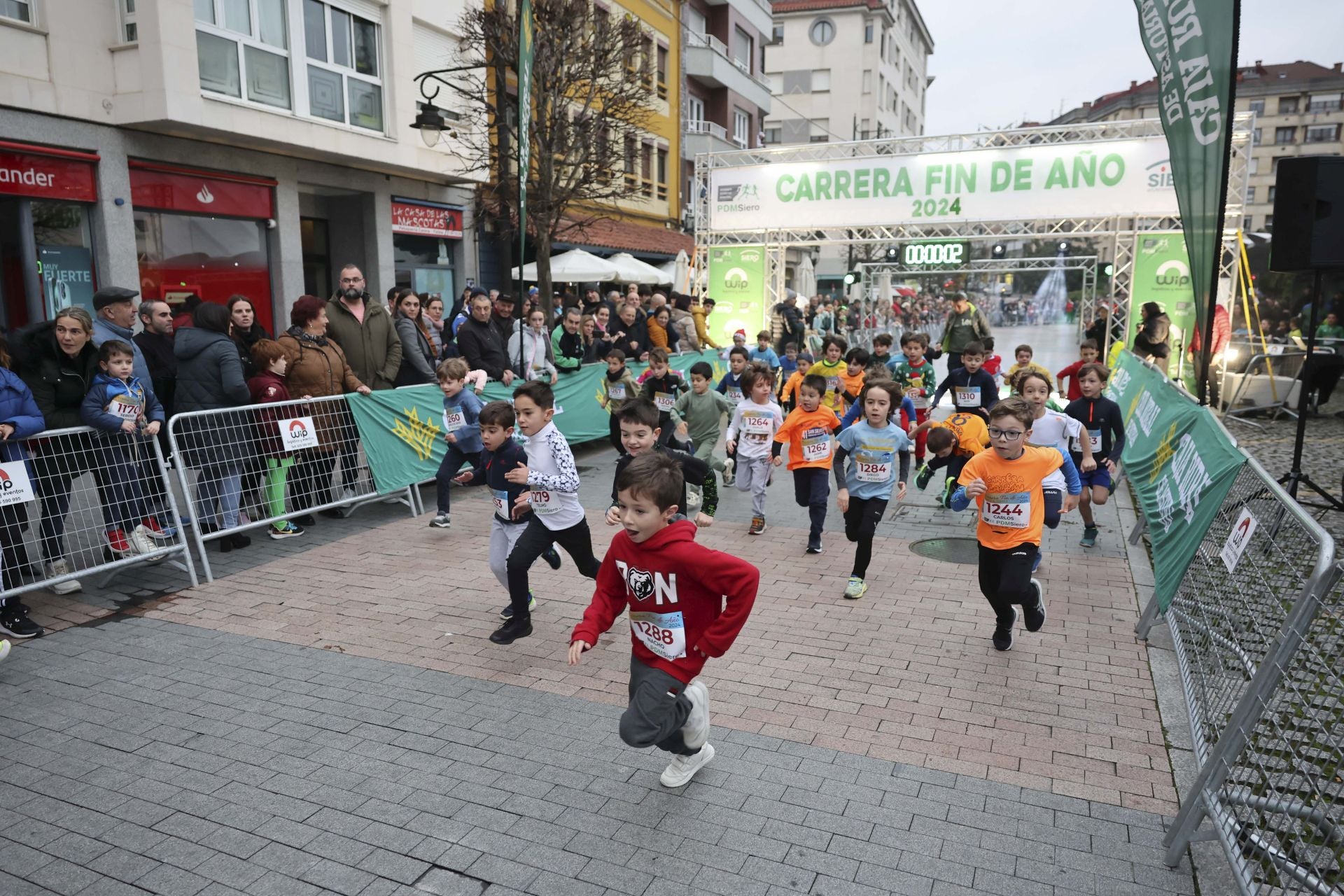 Siero se adelanta a la Nochevieja: todas las fotos de la Carrera de Fin de año