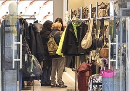 Compradores en una tienda en la calle de La Cámara.