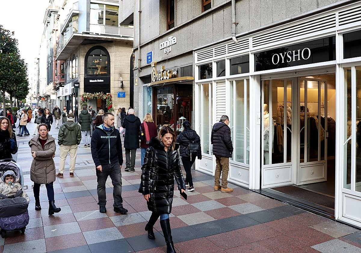 Numerosas personas caminando por calle de Uría de Oviedo, el último domingo de 2024 por la mañana.