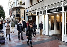 Numerosas personas caminando por calle de Uría de Oviedo, el último domingo de 2024 por la mañana.