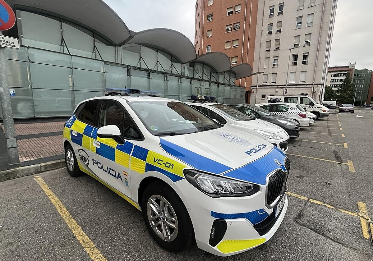 Coches de la Policía Local de Siero, ante el cuartelillo de La Pola.