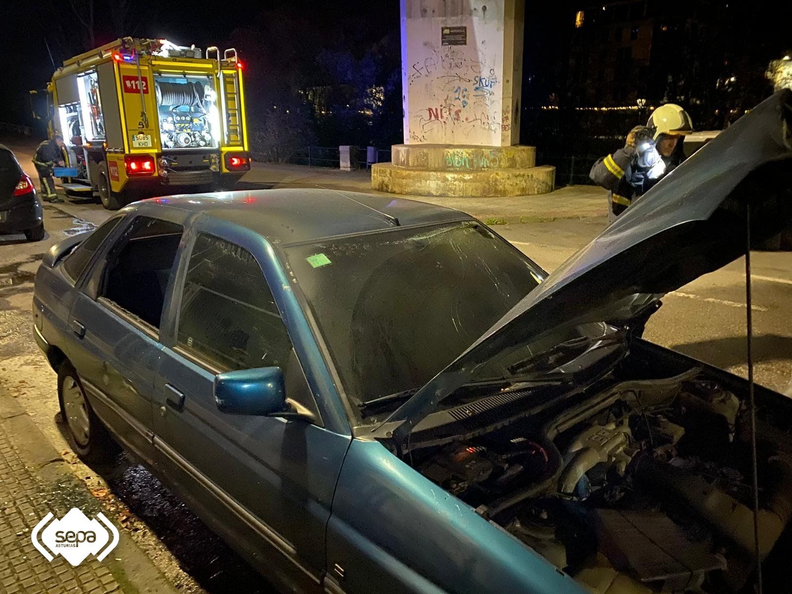 Coche incendiado en San Martín del Rey Aurelio.