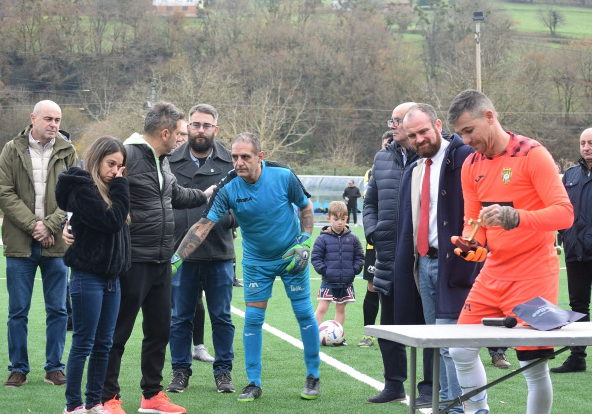 Un partido de veteranos y un emotivo recuerdo para Abel Blanco Ardavín: así fue el acto inaugural del campo de fútbol de Villamayor