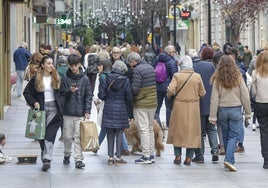 La calle Corrida de Gijón, llena de gente este domingo.