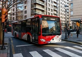 Un autobús de EMTUSA, por Gijón.