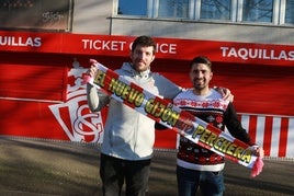 Hugo Álvarez y Alejandro Arias, de la peña Nuevo Gijón-Perchera, han sido agraciados con los pases del Sporting de Gijón para el derbi frente al Real Oviedo.