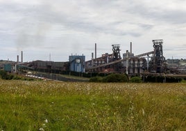 La planta de Arcelor en Gijón, con los hornos altos en primer término.