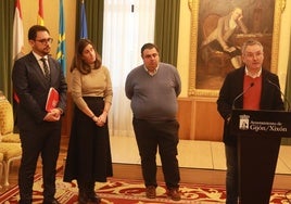 El director de Alcaldía, Jaime Fernández-Paíno, la ingeniera Marta Martínez Maese, y los ediles Pelayo Barcia y Gilberto Villoria, en el Salón de Recepciones del Ayuntamiento.