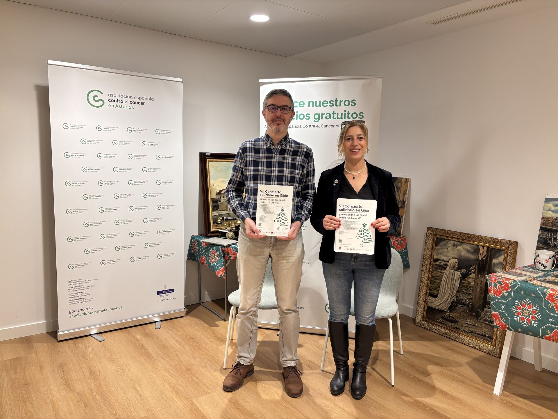 Víctor Calvo, director del coro Más que Jazz y Teresa Sánchez, presidenta de la junta local de Gijón de la Asociación Española Contra el Cáncer en la presentación