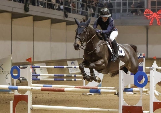 Irene Alonso, a lomos de 'Los Potros Z', supera un obstáculo en el desempate definitivo donde consiguió la victoria.