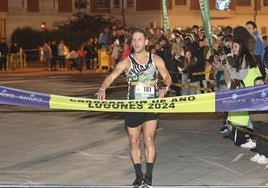 Marco García cruza primero la línea de meta la Carrera de Fin de Año de Lugones.