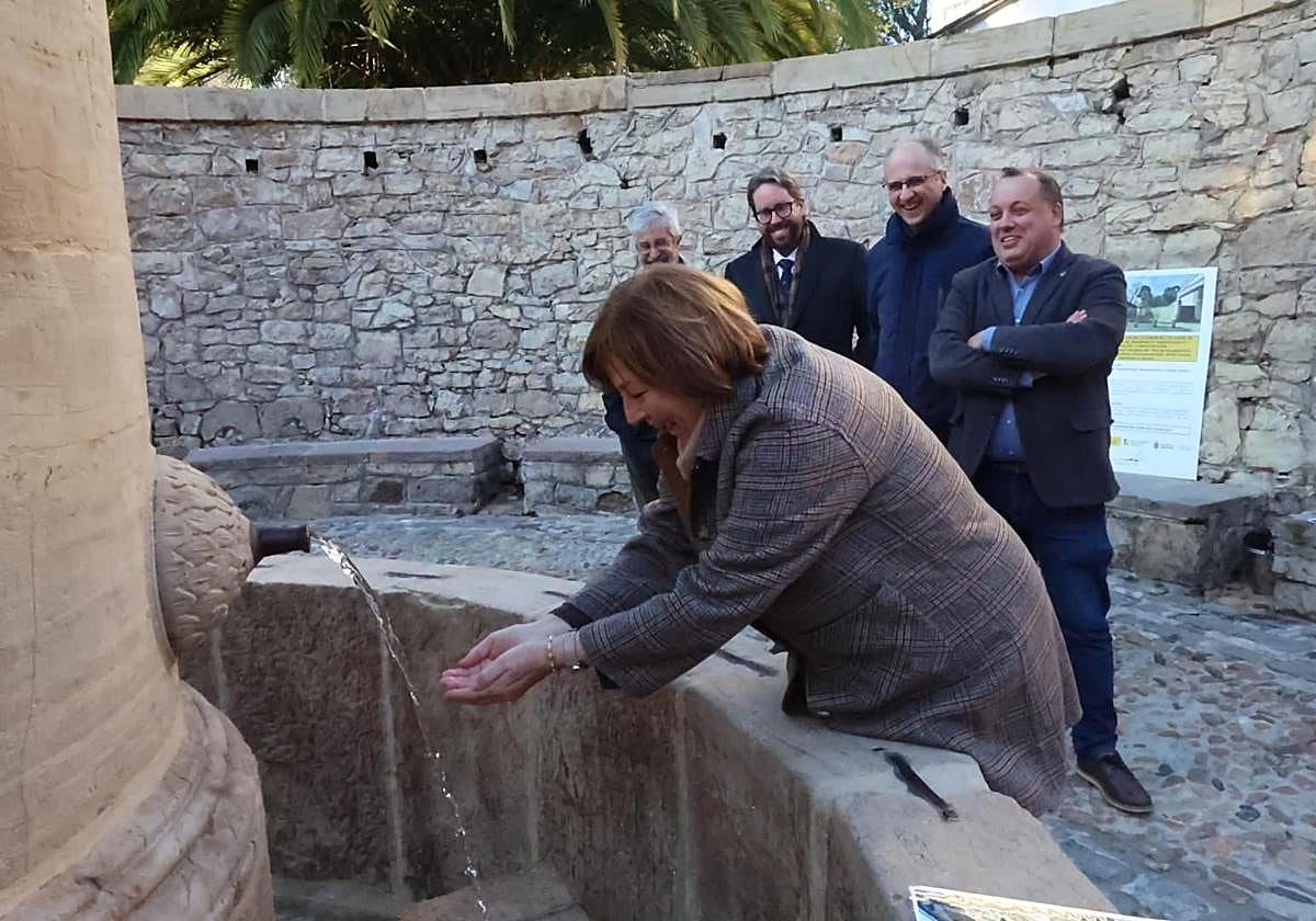 Mariví Monteserín prueba el agua potable de la fuente de Rivero en presencia de los concejales Pelayo García, Juan Carlos Guerrero y Noé Vega y un técnico municipal.