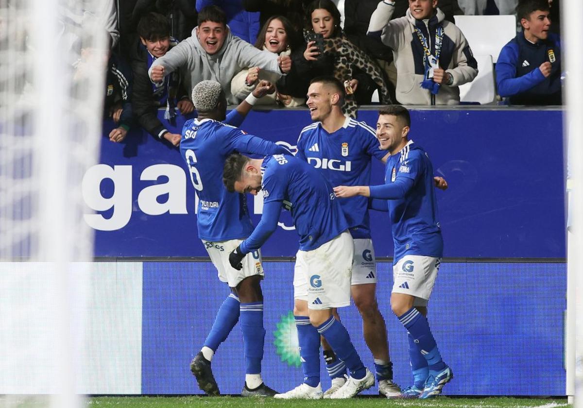 Los jugadores del Real Oviedo celebran un gol en el partido ante el Granada.