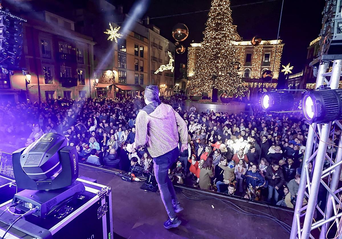 Los más pequelos de las casas gijonesas celebraron, con antelación, las campanadas en la plaza Mayor.