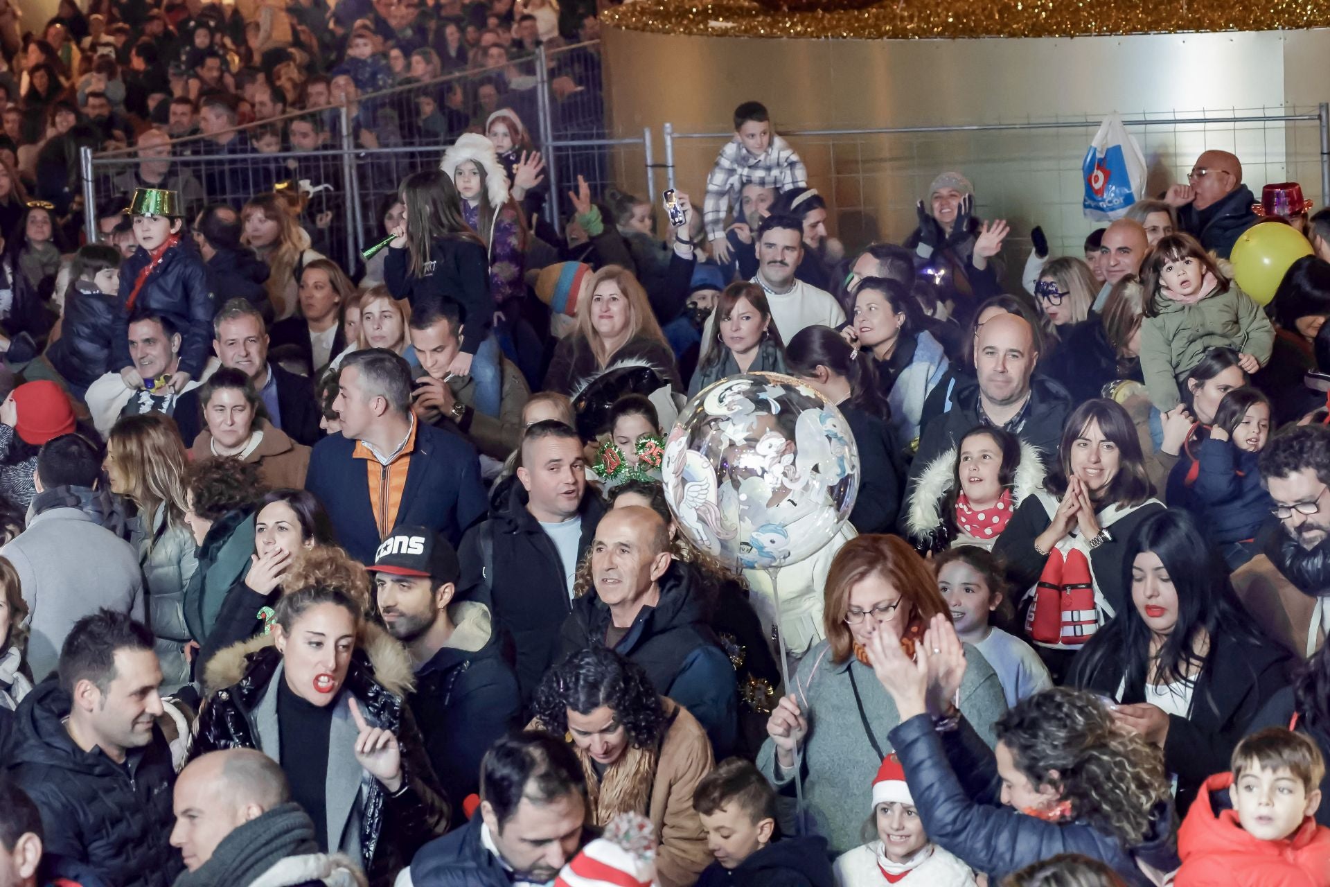 Los más pequeños reciben el año adelantado en las pequecampanadas de Gijón