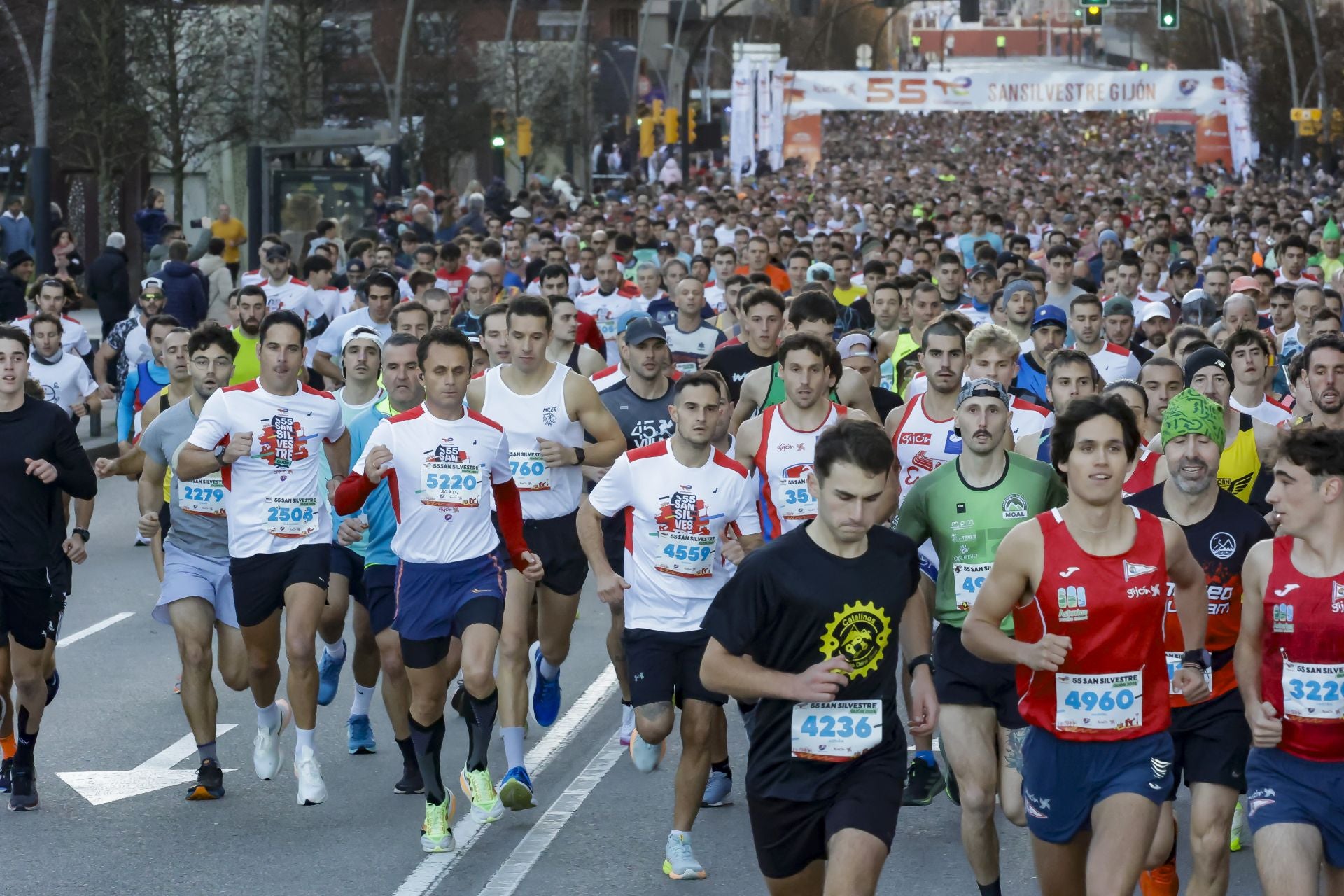 La San Silvestre vuela por las calles de Gijón