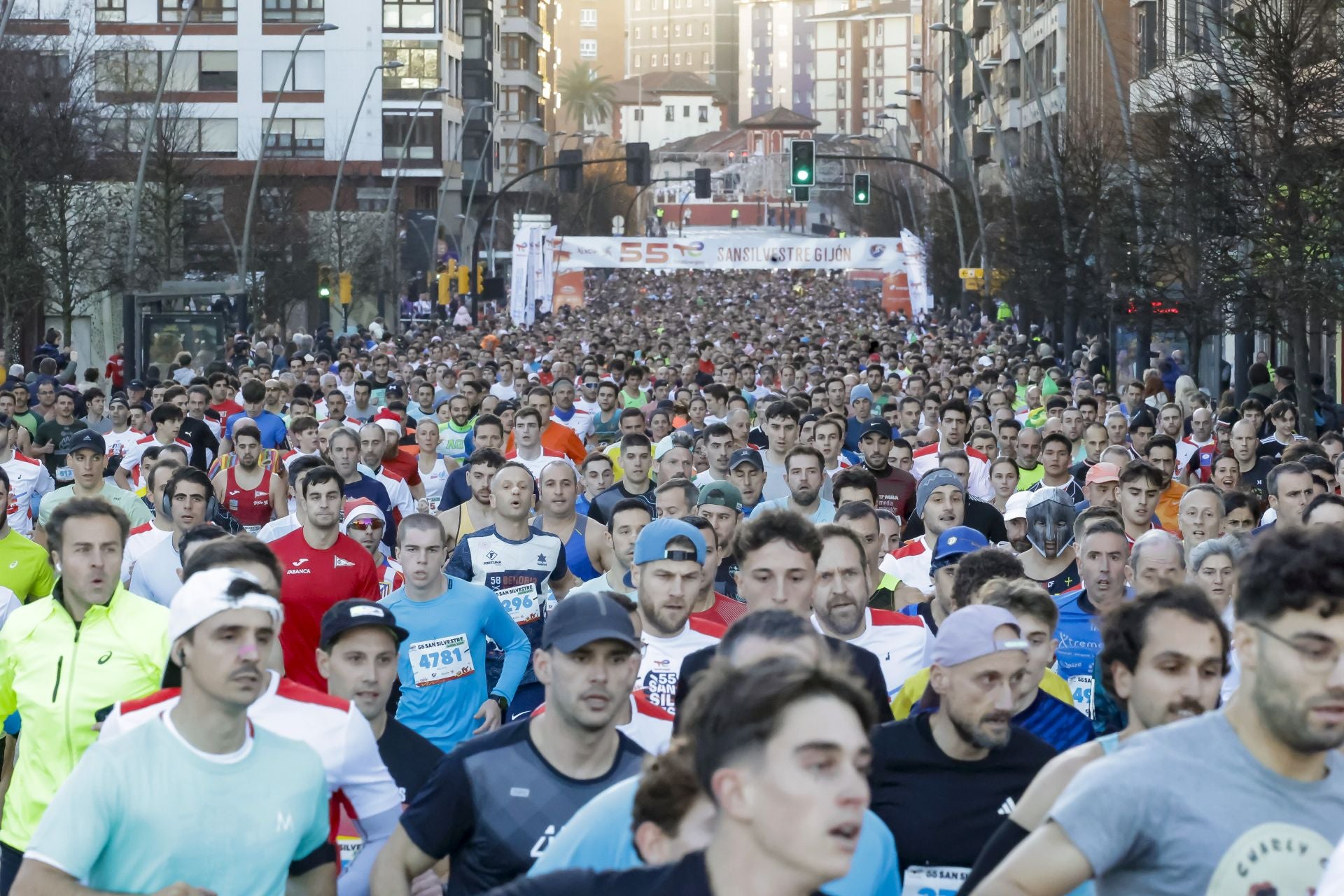 La San Silvestre vuela por las calles de Gijón