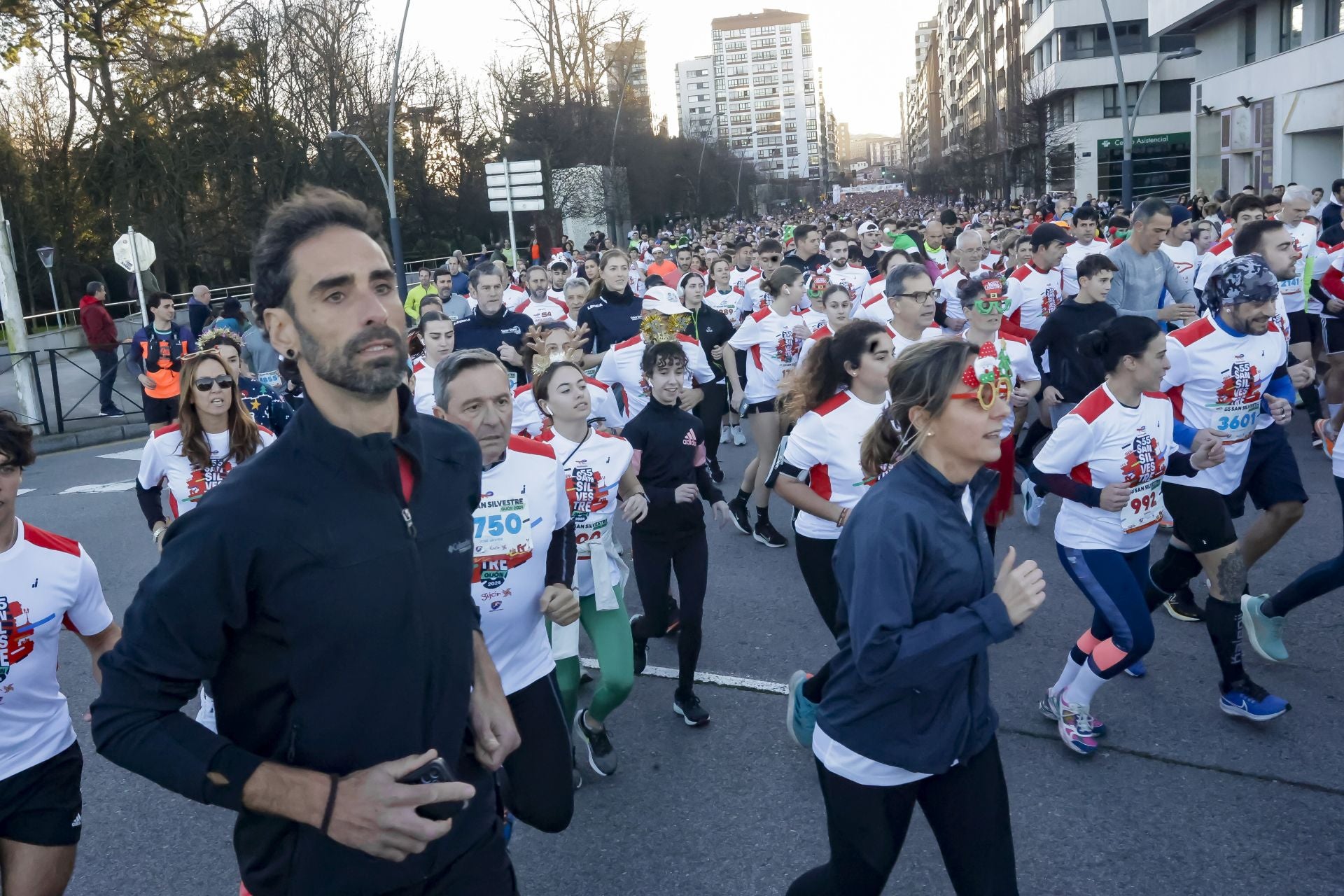 La San Silvestre vuela por las calles de Gijón